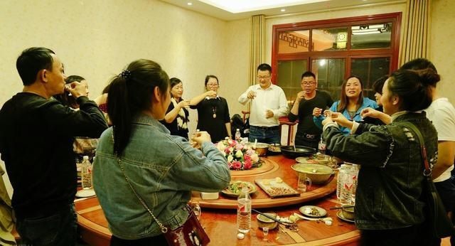 飯局上如何為領(lǐng)導(dǎo)擋酒？